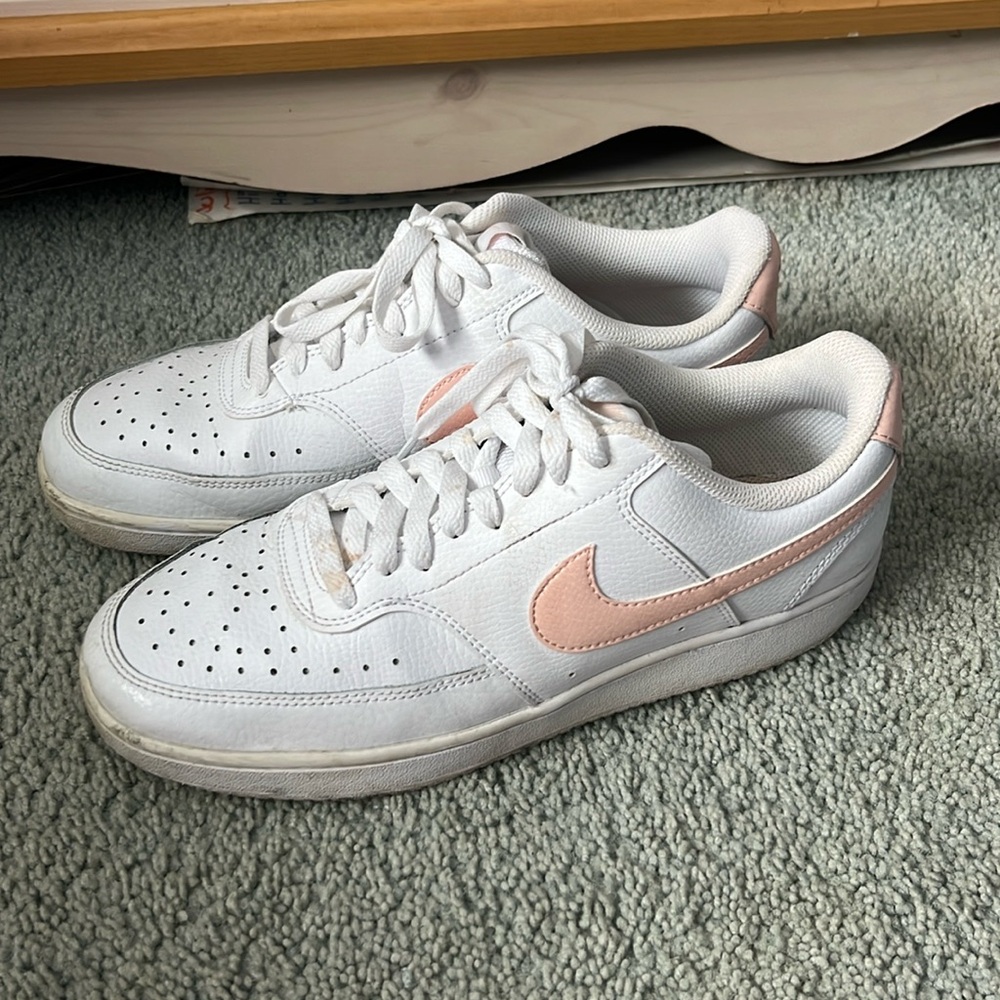 White with light pink/ salmon low cut court sneakers